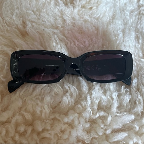 Chic Black Rectangular Sunglasses - Picture 2 of 5